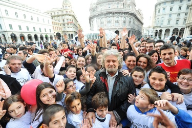 Genova - Piazza De Ferrari - gruppo maglietta fango