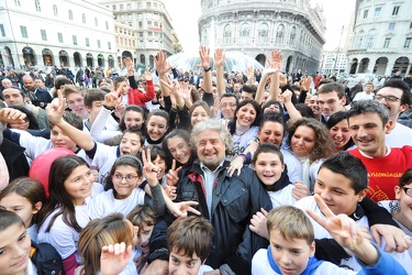 Genova - Piazza De Ferrari - gruppo maglietta fango