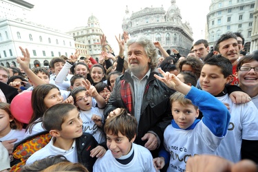 Genova - Piazza De Ferrari - gruppo maglietta fango