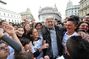 Genova - Piazza De Ferrari - gruppo maglietta fango