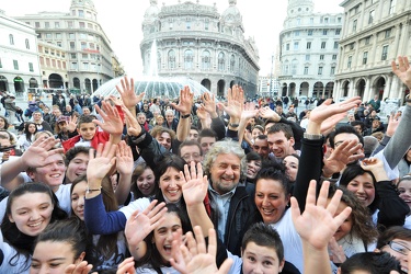 Genova - Piazza De Ferrari - gruppo maglietta fango