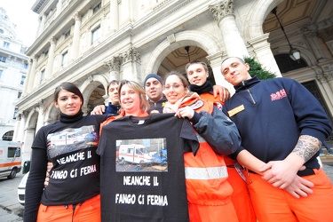 Genova - Piazza De Ferrari - gruppo maglietta fango