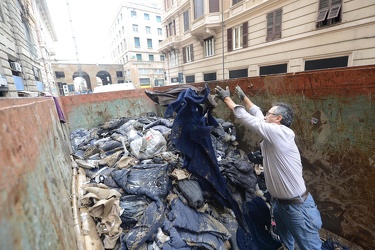 Genova - alluvione 2014 - la conta dei danni e i volontari al la