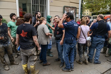 12-10-2014 - Genova Alluvione tensione polizia angeli 