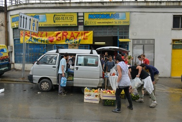 alluvione distribuzione cibo Ge141014 DSC3614