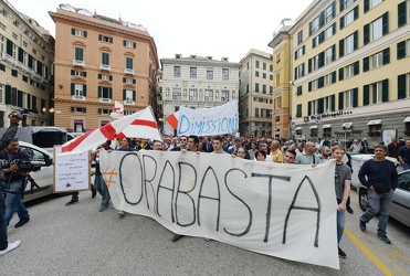 Genova - alluvione 2014 - manifestazione tra piazza De Ferrari e