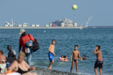 Genva Voltri, spiaggia pubblica con VTE sullo sfondo - il relitt