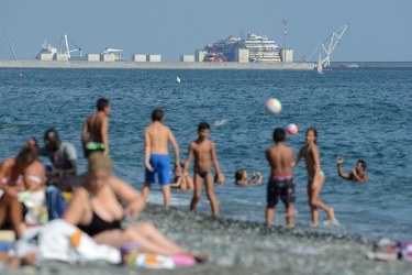 Genva Voltri, spiaggia pubblica con VTE sullo sfondo - il relitt