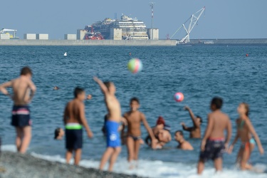 Genva Voltri, spiaggia pubblica con VTE sullo sfondo - il relitt