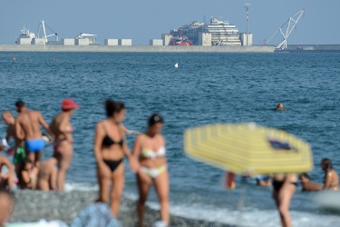 Genva Voltri, spiaggia pubblica con VTE sullo sfondo - il relitt