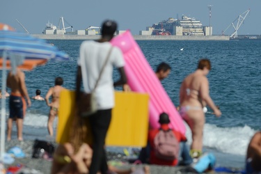 Genva Voltri, spiaggia pubblica con VTE sullo sfondo - il relitt