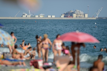 Genva Voltri, spiaggia pubblica con VTE sullo sfondo - il relitt