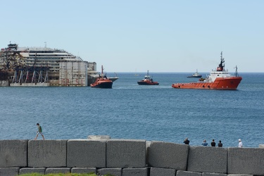 Costa Concordia - manovre ingresso in porto