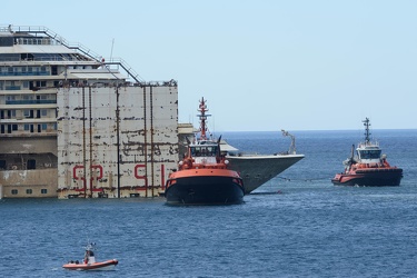 Costa Concordia - manovre ingresso in porto