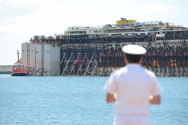 Costa Concordia - manovre ingresso in porto