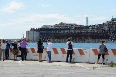 Costa Concordia - manovre ingresso in porto