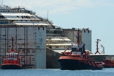 Costa Concordia - manovre ingresso in porto