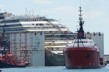 Costa Concordia - manovre ingresso in porto