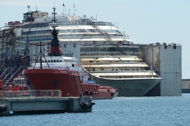 Costa Concordia - manovre ingresso in porto