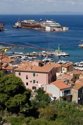 Isola del Giglio - Costa Concordia - il relitto galleggia a tren