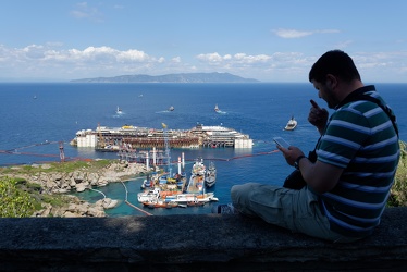 Isola del Giglio - Costa Concordia - il relitto galleggia a tren