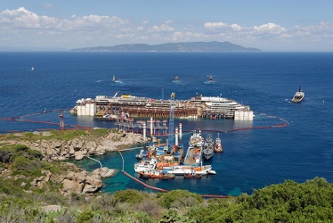 Isola del Giglio - Costa Concordia - il relitto galleggia a tren