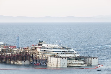 Isola del Giglio - Costa Concordia - il relitto galleggia a tren