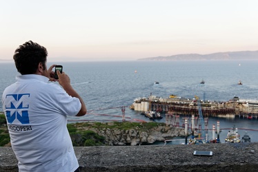 Isola del Giglio - Costa Concordia - il relitto galleggia a tren