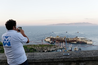 Isola del Giglio - Costa Concordia - il relitto galleggia a tren