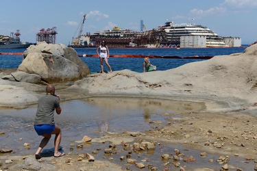 Isola del Giglio - Costa Concordia - il relitto giace ancora a t