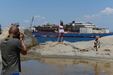 Isola del Giglio - Costa Concordia - il relitto giace ancora a t