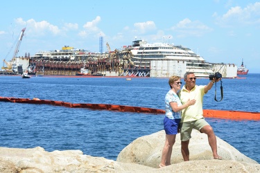 Isola del Giglio - Costa Concordia - il relitto giace ancora a t