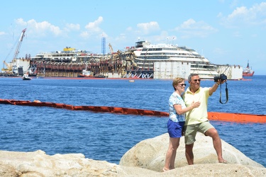 Isola del Giglio - Costa Concordia - il relitto giace ancora a t