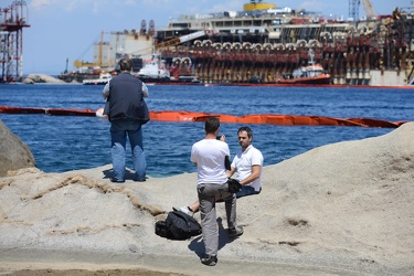 Isola del Giglio - Costa Concordia - il relitto galleggia a tren