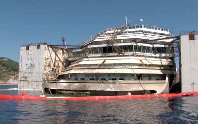 Isola del Giglio - Costa Concordia - la prora sta per riaffiorar