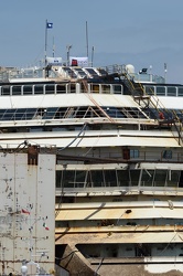 Isola del Giglio - Costa Concordia - issata a bordo della Concor