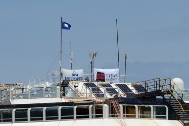 Isola del Giglio - Costa Concordia - issata a bordo della Concor