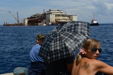 Isola del Giglio - Costa Concordia - issata a bordo della Concor