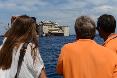 Isola del Giglio - Costa Concordia - issata a bordo della Concor