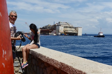 Isola del Giglio - Costa Concordia - issata a bordo della Concor