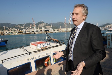 Genova Voltri VTE - il relitto della costa concordia in fase di 