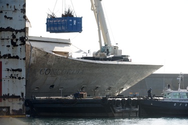 Genova Voltri VTE - il relitto della costa concordia in fase di 
