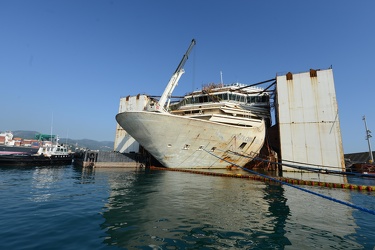 Genova Voltri VTE - il relitto della costa concordia in fase di 