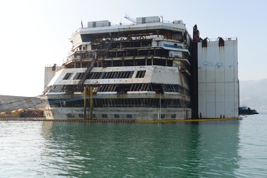 Genova Voltri VTE - il relitto della costa concordia in fase di 