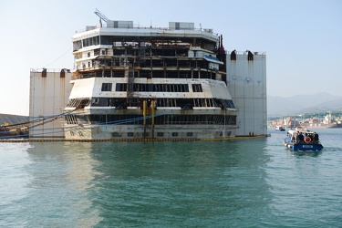 Genova Voltri VTE - il relitto della costa concordia in fase di 