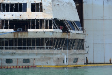 Genova Voltri VTE - il relitto della costa concordia in fase di 