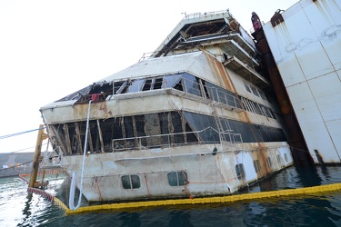 Genova Voltri VTE - il relitto della costa concordia in fase di 