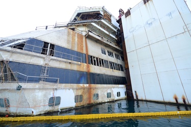 Genova Voltri VTE - il relitto della costa concordia in fase di 