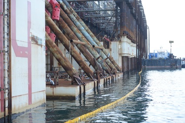 Genova Voltri VTE - il relitto della costa concordia in fase di 