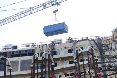 Genova Voltri VTE - il relitto della costa concordia in fase di 